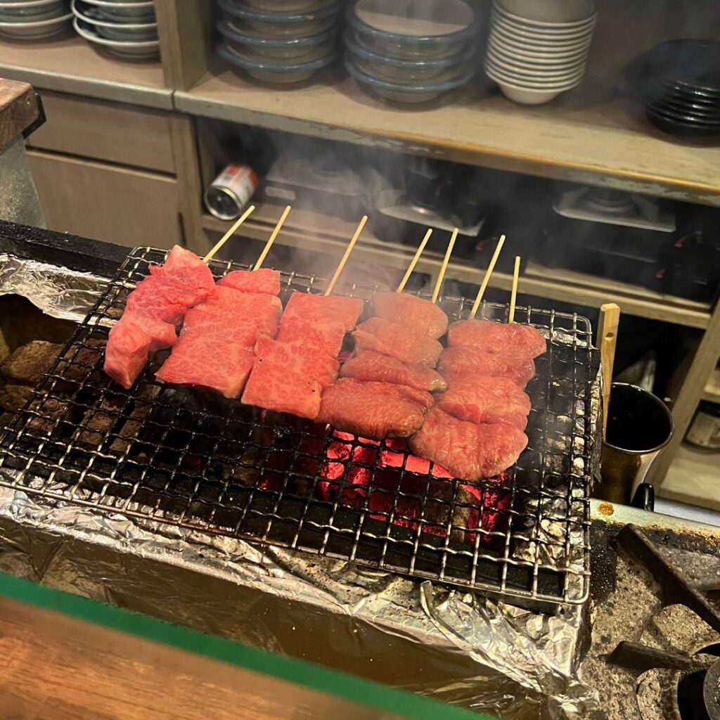 神戸三宮牛串たくちゃん焼いている風景